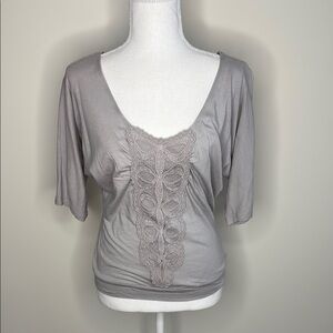 Susie Rose Gray Top with Lace Detail. Raglan Sleeves. Banded Bottom. Small